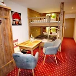 호텔 & Restaurant Gruener Baum - Gruene Oase Am
