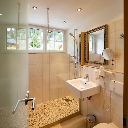 ホテル & Restaurant Gruener Baum - Gruene Oase Am