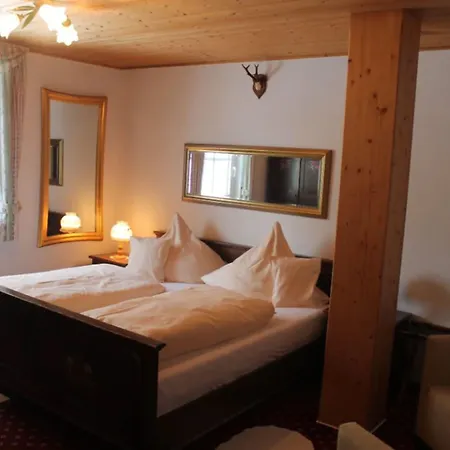 & Restaurant Gruener Baum - Gruene Oase Am