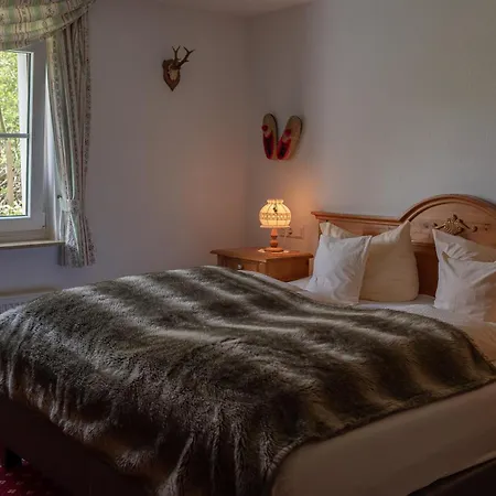 & Restaurant Gruener Baum - Gruene Oase Am فيلدبرج