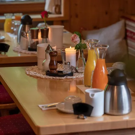 & Restaurant Gruener Baum - Gruene Oase Am
